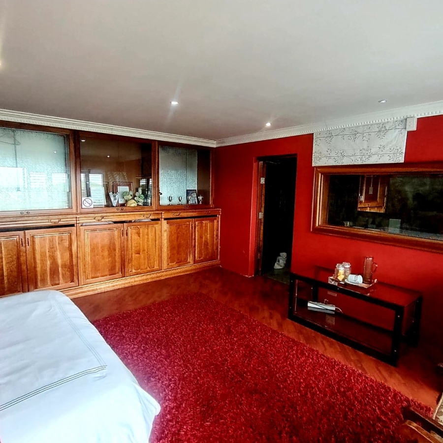 5 Bedroom Property for Sale in Beacon Bay Eastern Cape